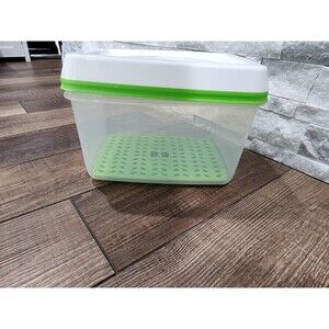 Rubbermaid FreshWorks Produce Saver Fresh Vent Large 17.3 Cups 4.1 L